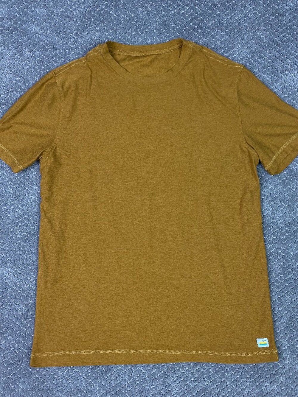 Vuori Strato Tech Tee T Shirt Men's Medium Mustard Yellow Orange Short Sleeve